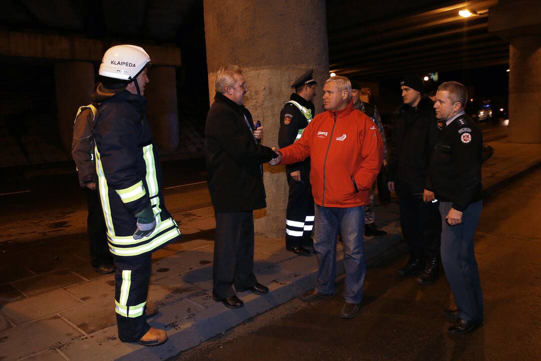 Nuo gelezinkelio viaduko nukrito metaline konstrukcija