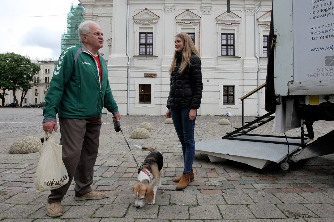 Mobili J. Meko kino galerija iki rugsėjo 11-osios apsistojo Kauno Rotušės aikštėje.
