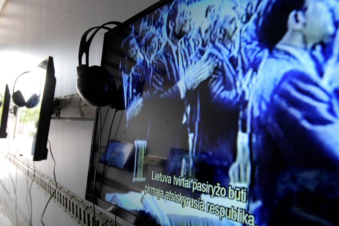 Mobili J. Meko kino galerija iki rugsėjo 11-osios apsistojo Kauno Rotušės aikštėje.