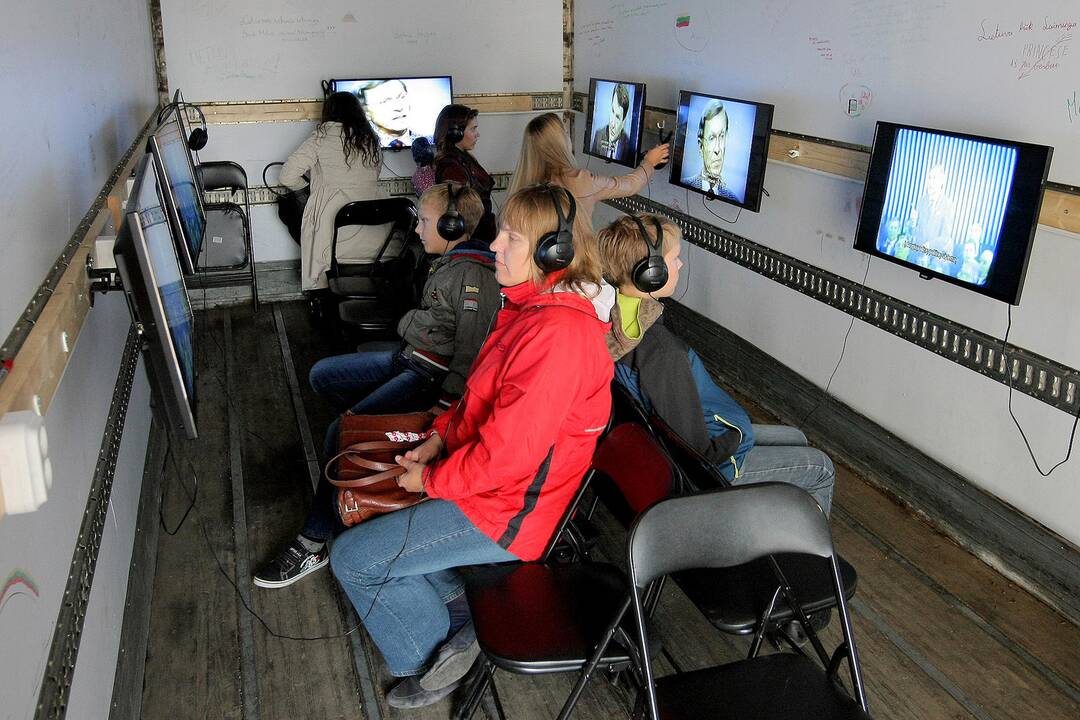 Mobili J. Meko kino galerija iki rugsėjo 11-osios apsistojo Kauno Rotušės aikštėje.
