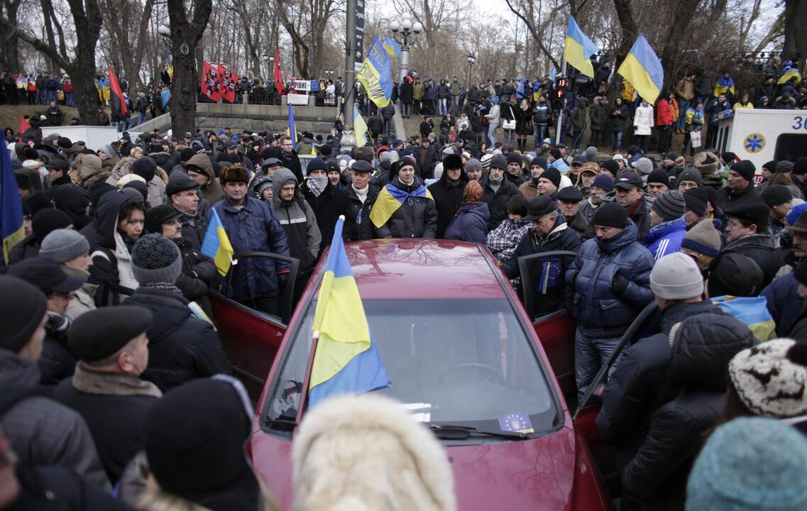 Ukrainoje prie Rados susirinko tūkstančiai protestuotojų