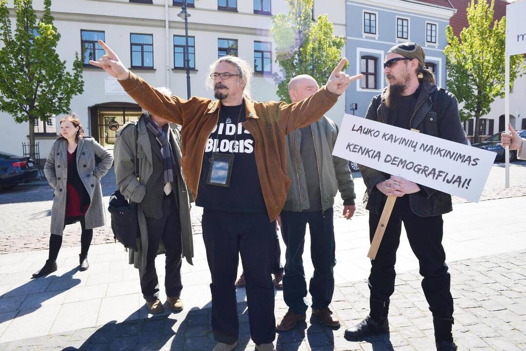 Menininkų mitingas prieš dvasinį terorizmą