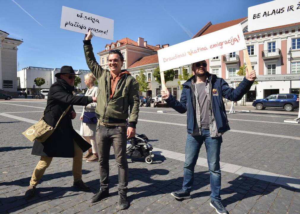 Menininkų mitingas prieš dvasinį terorizmą