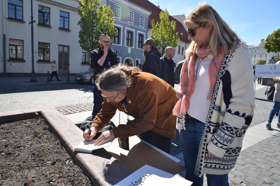Menininkų mitingas prieš dvasinį terorizmą