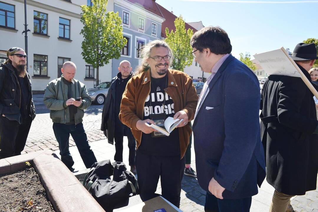 Menininkų mitingas prieš dvasinį terorizmą