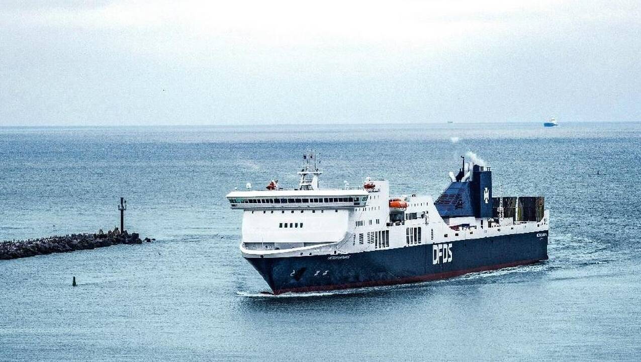 Pokyčiai: naujai perdažytas keltas „Victoria“ įplaukia į Klaipėdos uostą.