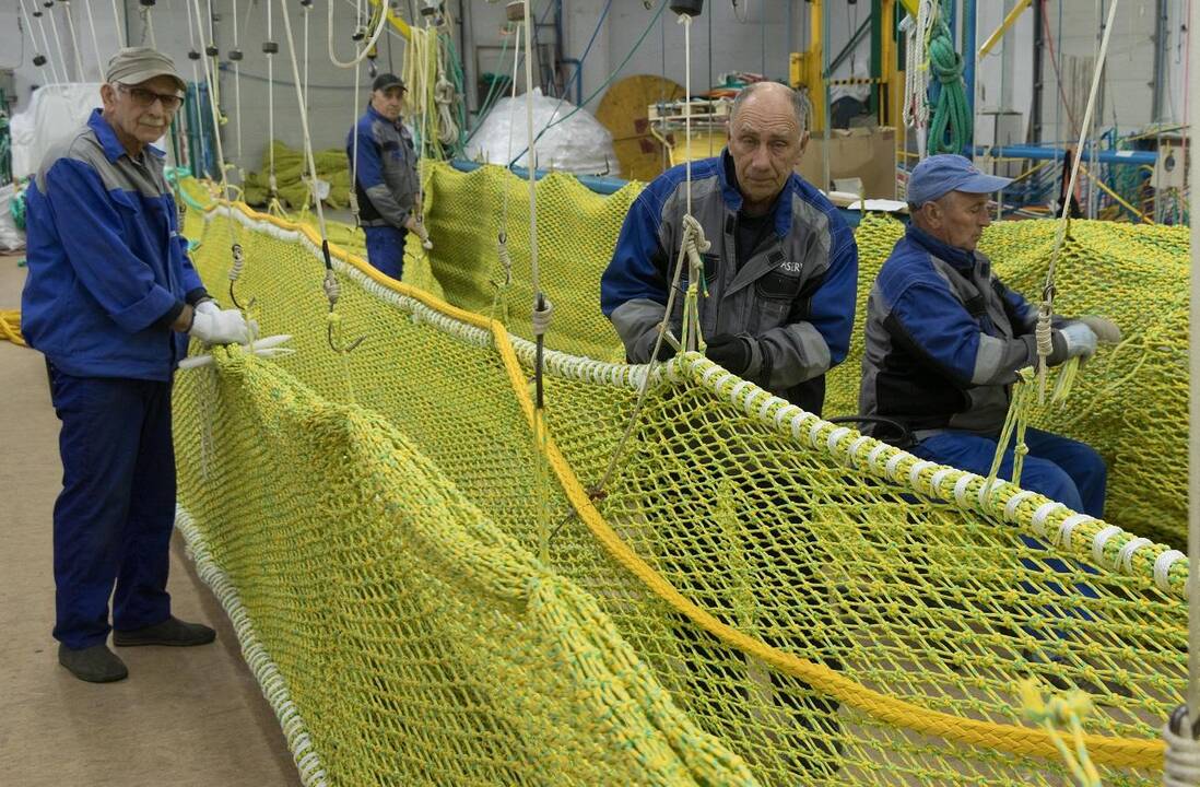 Gamyba: „Akvaservis“ žvejybos tinklų gamybos ceche.