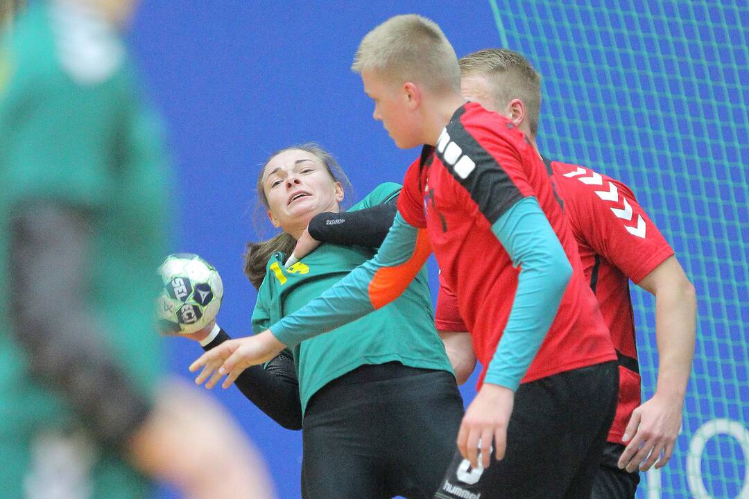Lietuvos rankininkės įveikė vaikinus