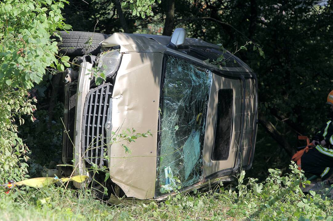 Nuo skardžio nulėkė automobilis