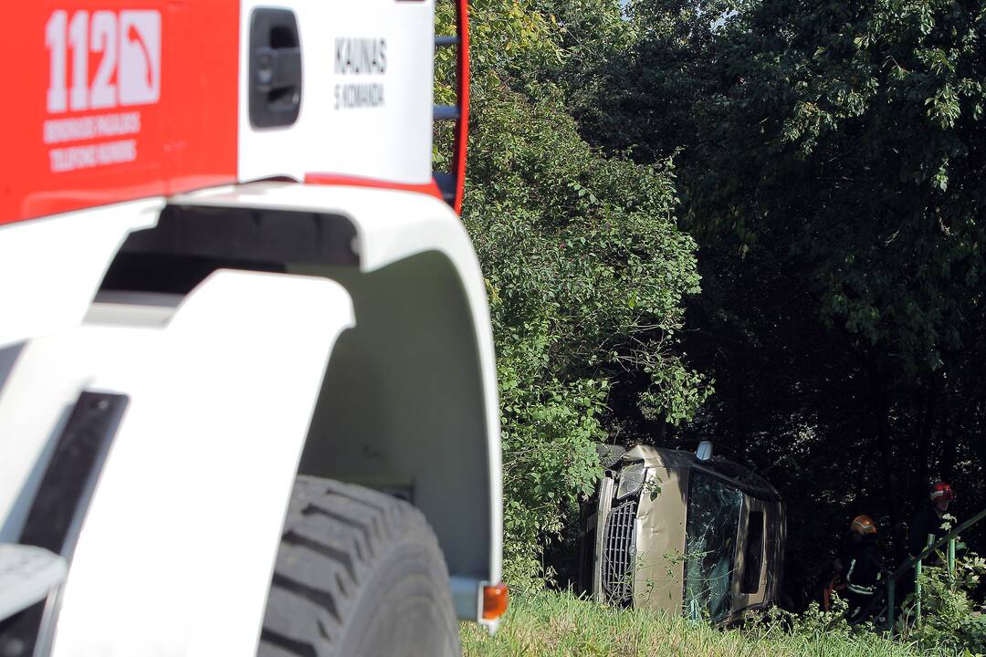 Nuo skardžio nulėkė automobilis