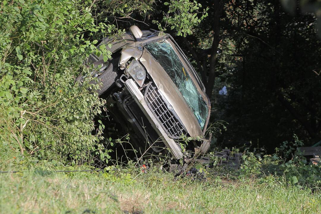 Nuo skardžio nulėkė automobilis