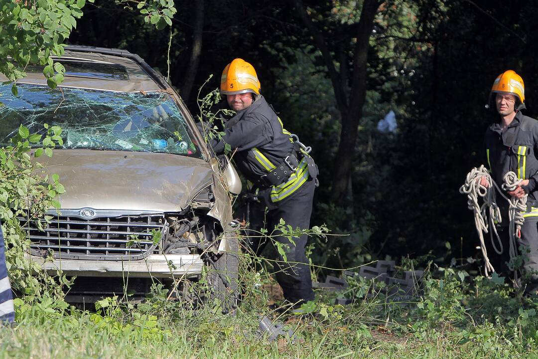 Nuo skardžio nulėkė automobilis