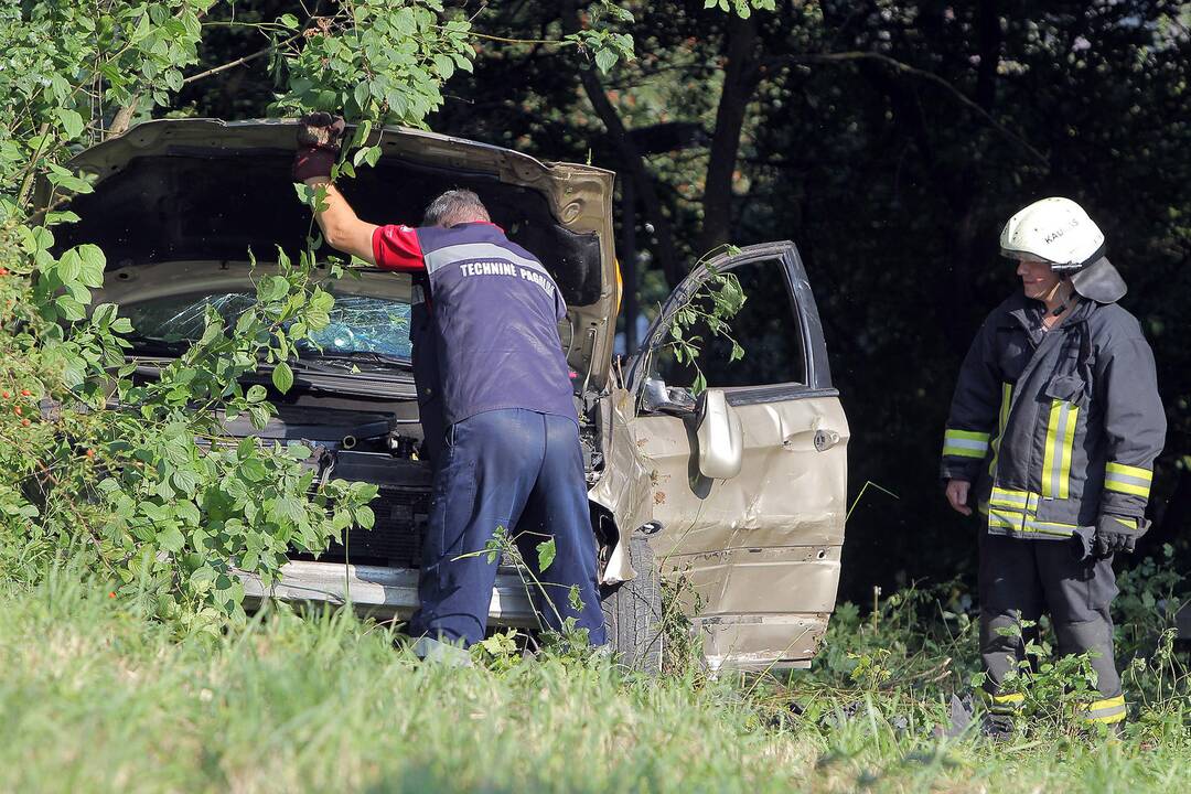 Nuo skardžio nulėkė automobilis