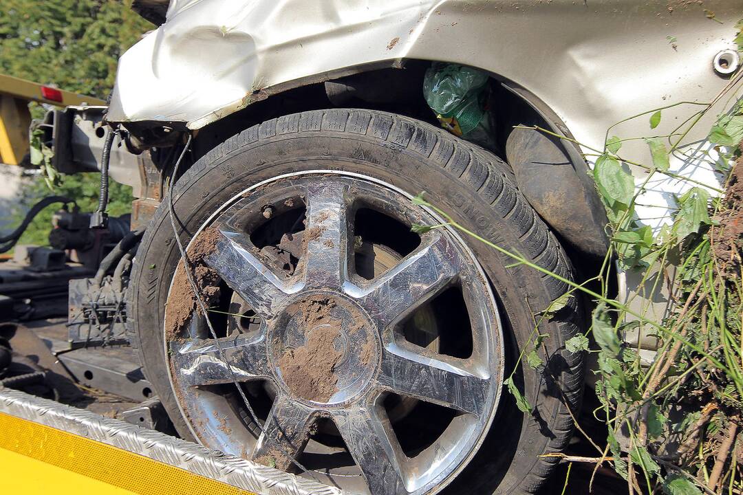 Nuo skardžio nulėkė automobilis