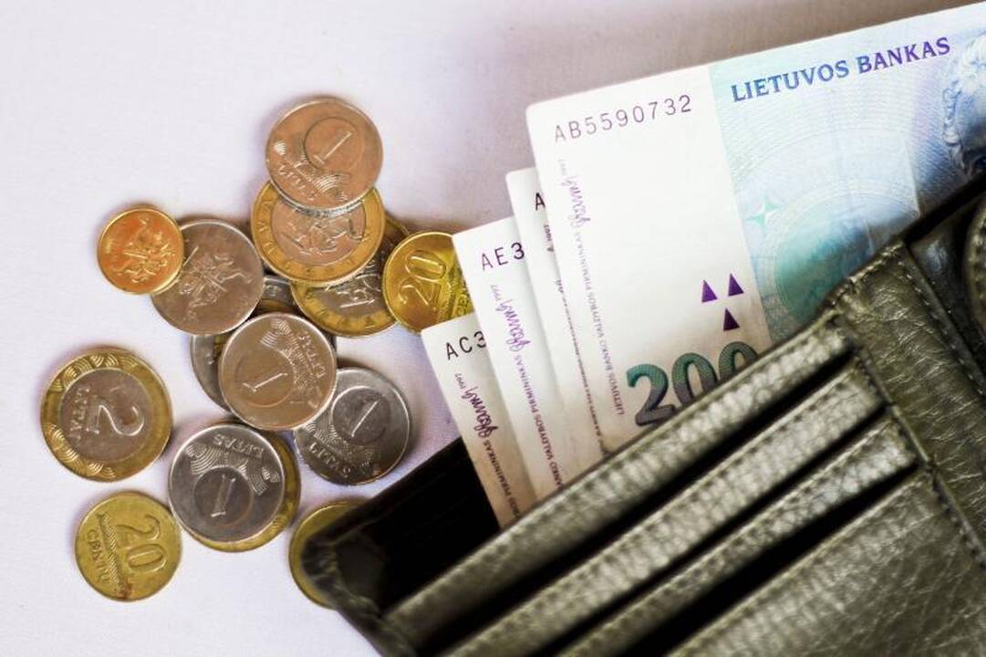 20-metė sukčių pagalbininkė senolę paliko be santaupų