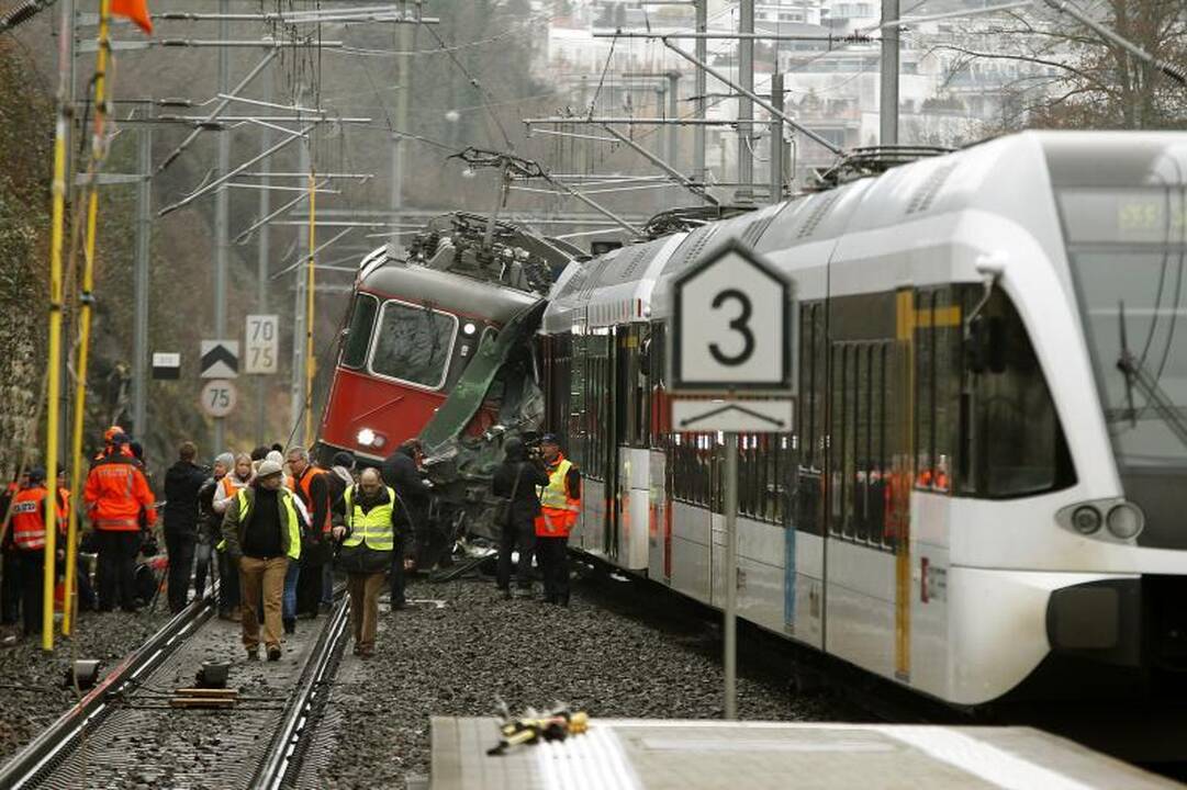 Šveicarijoje susidūrus dviem traukiniams sužeisti bent 17 žmonių