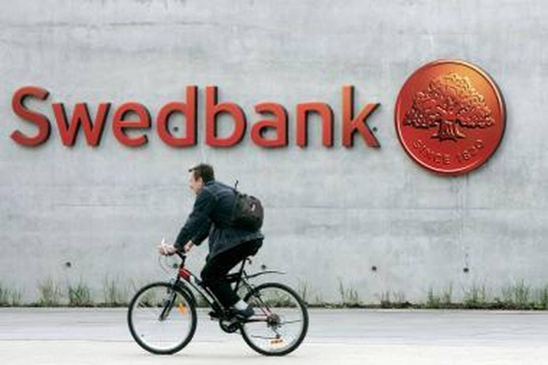 Įtarimus bankui "Swedbank" narplios ir prokurorai