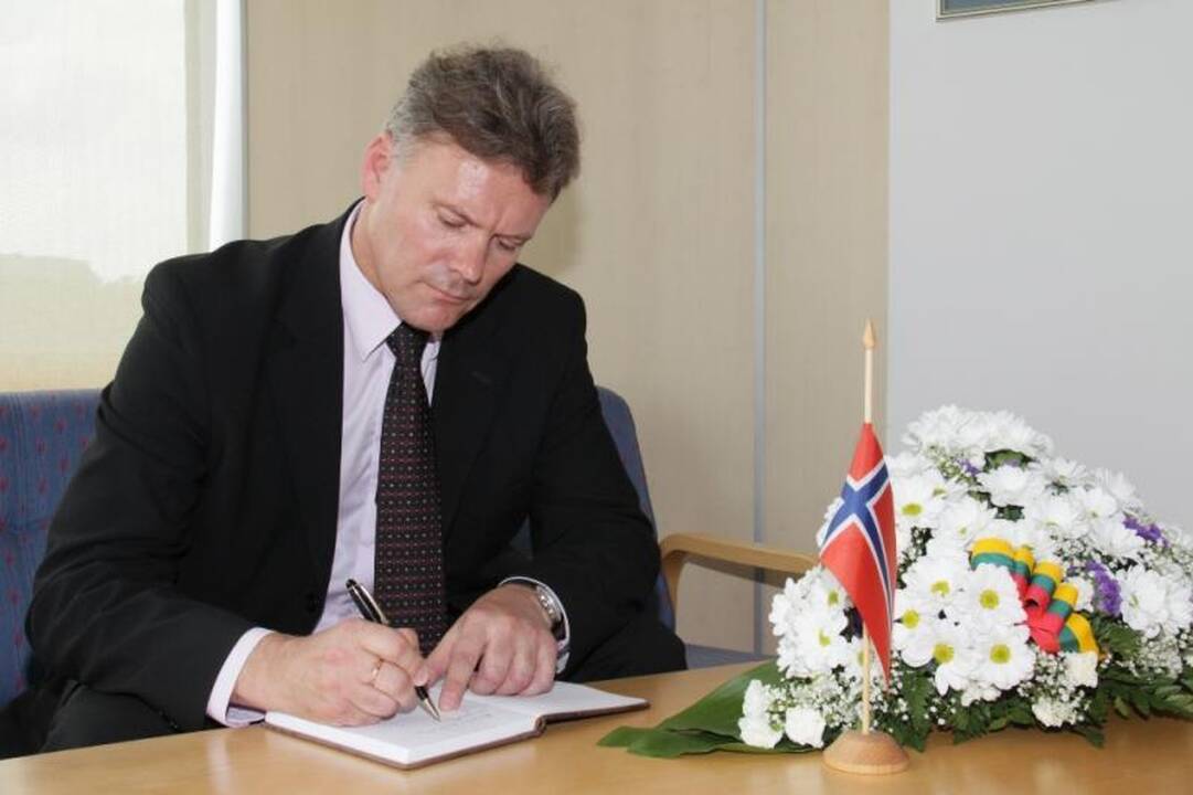 Miesto vadovai uždegė žvakeles šalia Norvegijos garbės konsulato