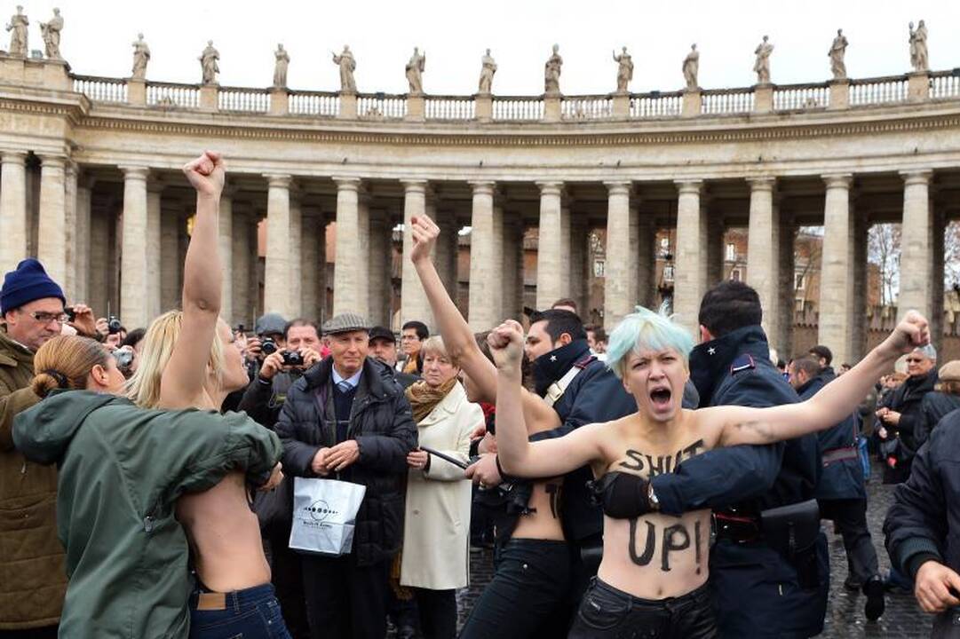 Iki pusės nuogos feministės Vatikane surengė akciją už gėjų teises