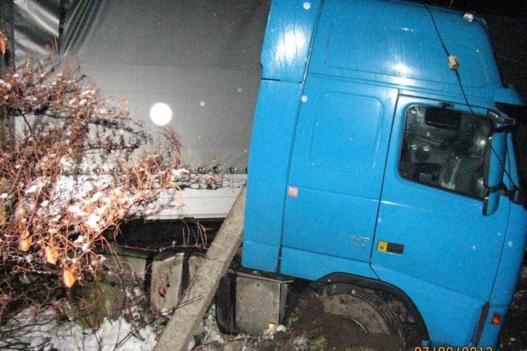 Vilkikas taranavo negyvenamą        namą