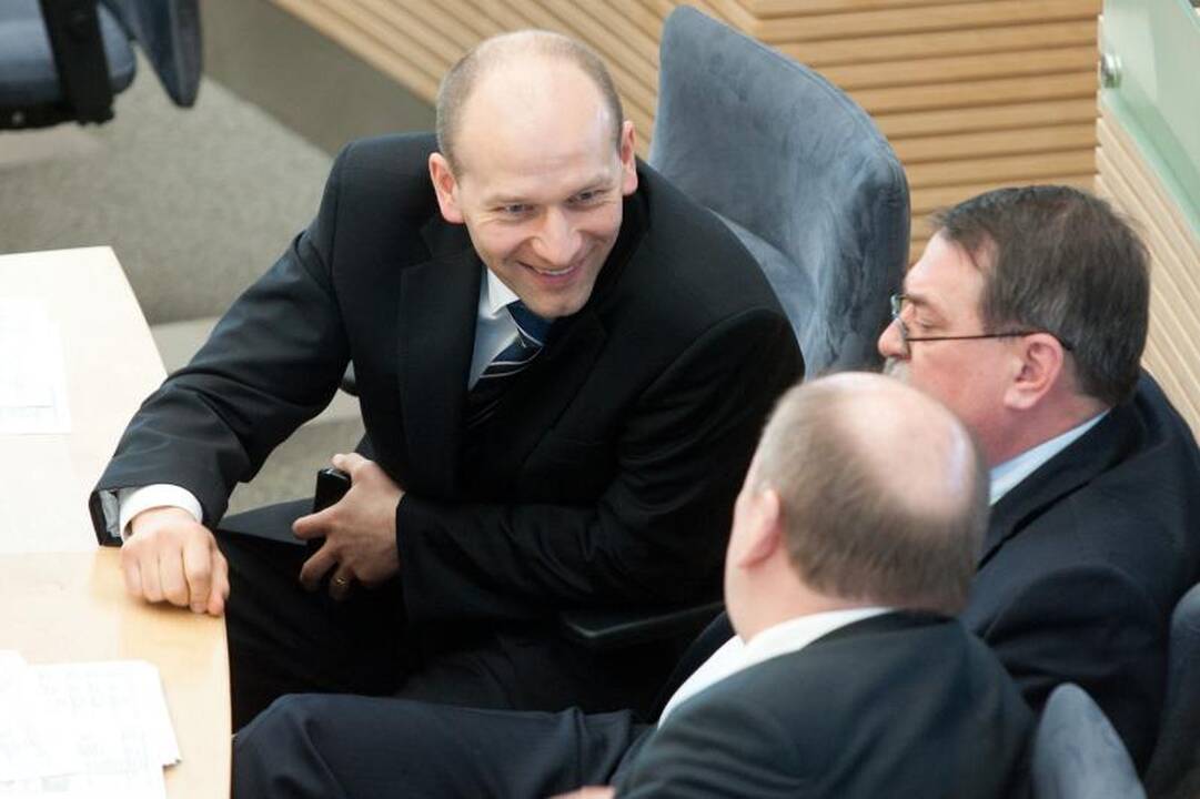 Taupyti politikus raginęs E.Lementauskas pats taupyti nenori
