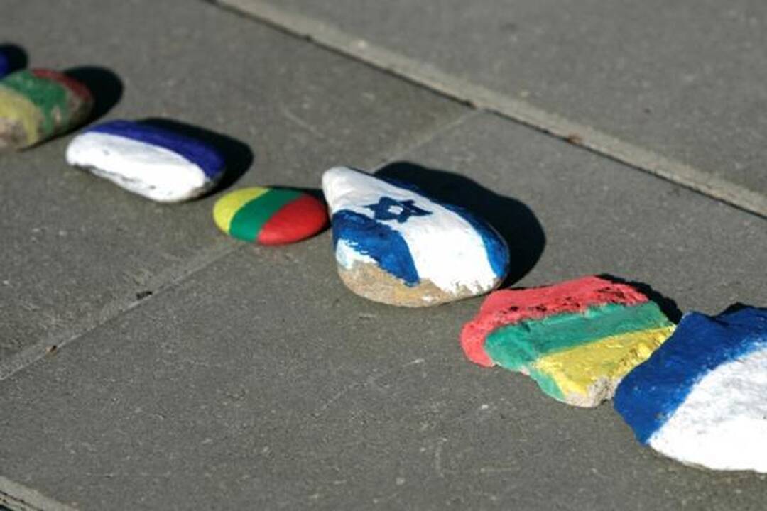Žydų genocido aukos pagerbtos akmenų kauburėliais