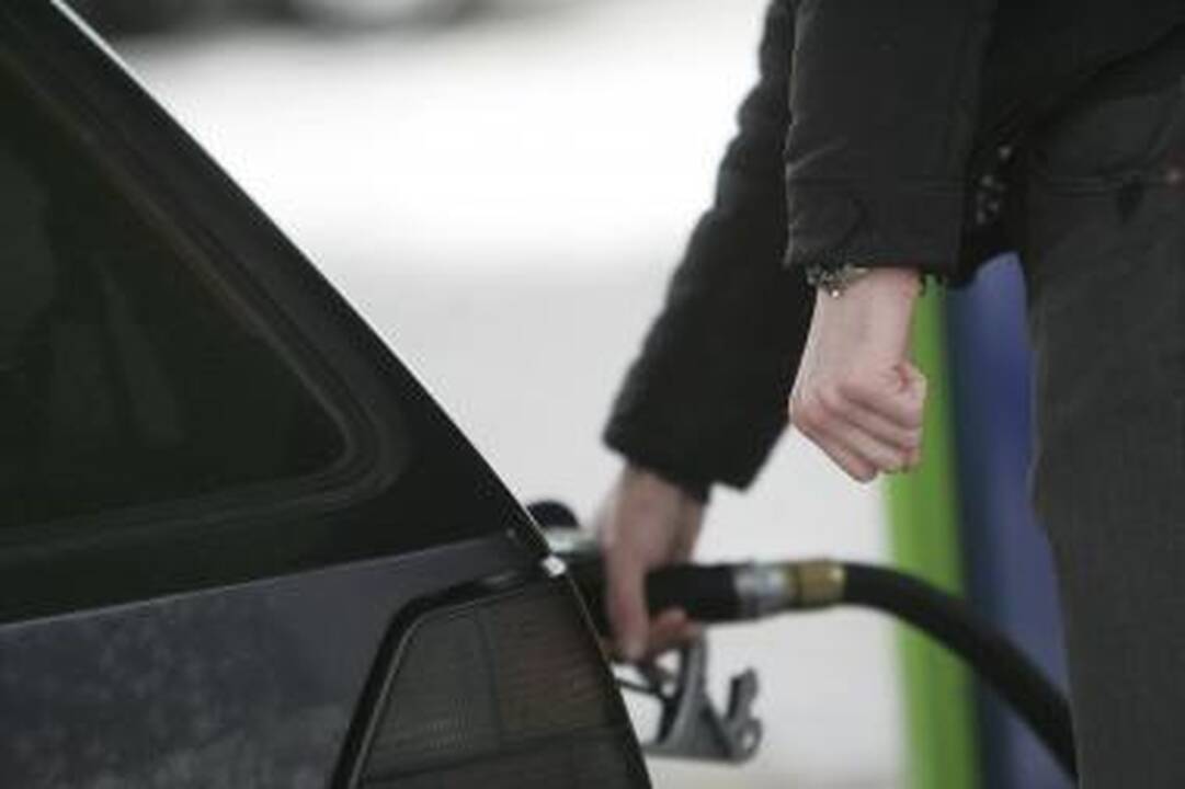 Kauno kelių policijos pareigūnas įtariamas tarnybinį kurą pylęs į asmeninį automobilį