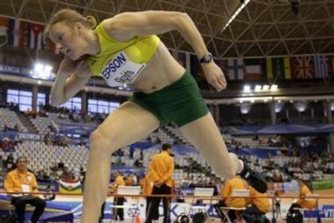 Lengvaatlečiai varžosi po stogu