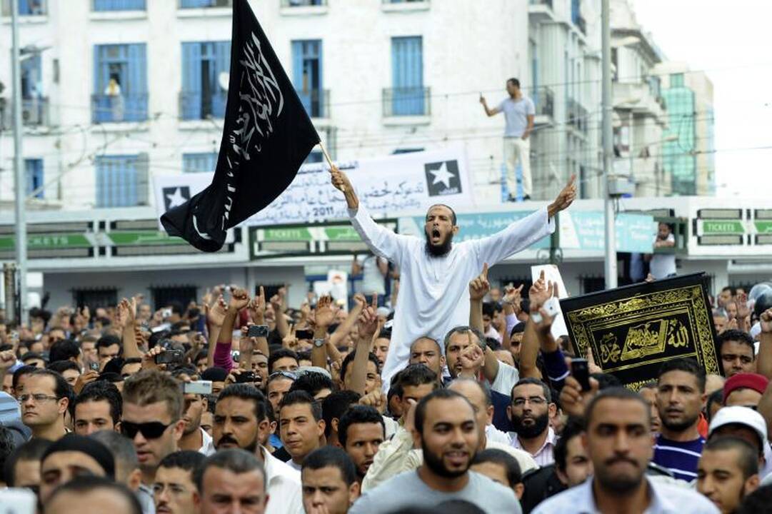 Tuniso sostinėje policija prieš demonstrantus panaudojo ašarines dujas
