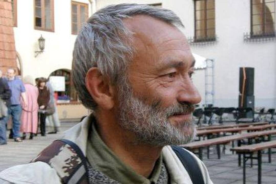 Ispanijos Ibisos saloje ugniagesiai kovoja su miško gaisru