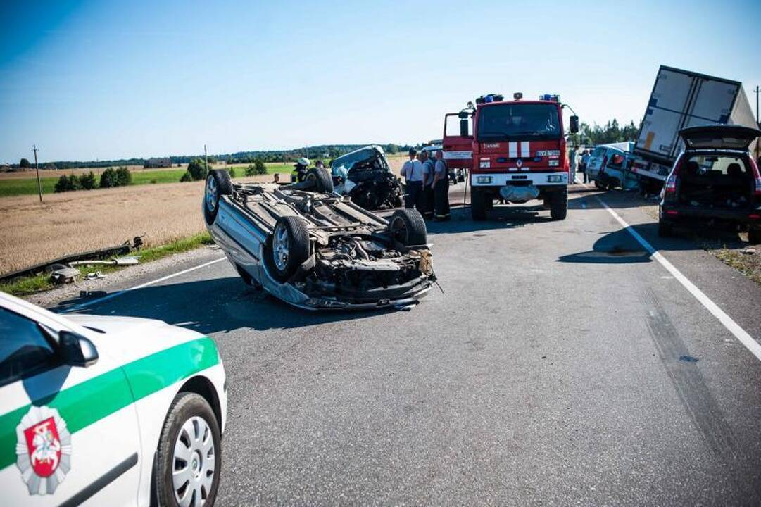 Netoli Kauno – 5 automobilių mėsmalė, 2 žuvo, 7 sužeisti (papildyta)