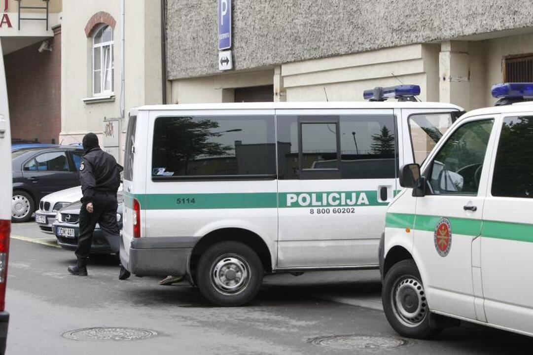 Dviejų kaimynų nužudymu įtariama kaunietė stos prieš teismą