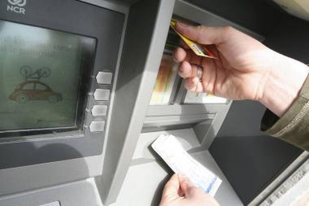 Pinigų įmokėjimo į bankomatus operacijų padaugėjo tris kartus