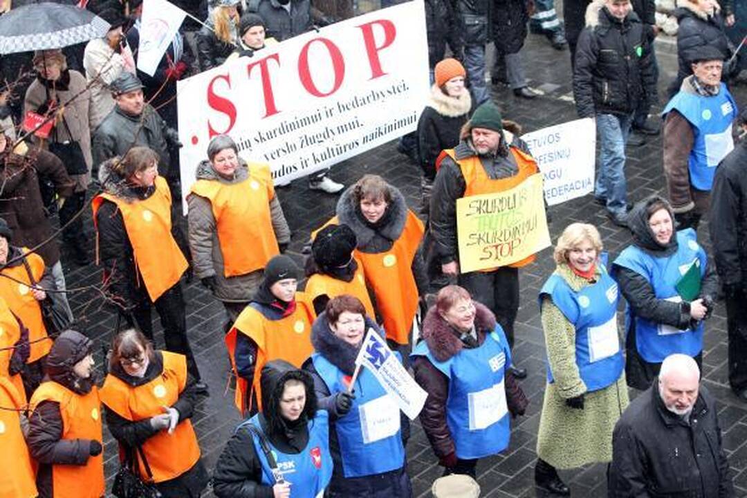 Profsąjungos žadėtos minios prie Vyriausybės nesurinko (papildyta)