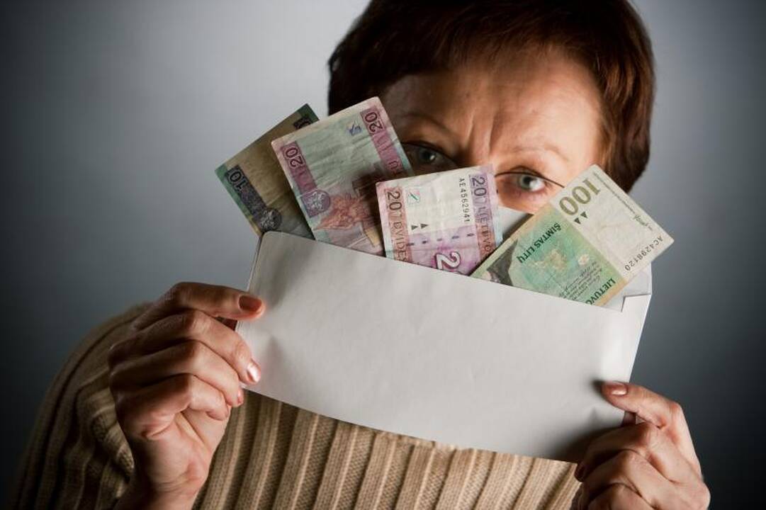 Garbaus amžiaus moterį bandęs apgauti sukčius pakliuvo į areštinę