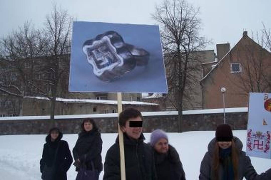 E.Zuroffas: svastikų pateisinimas įžeidžia Holokausto aukas 