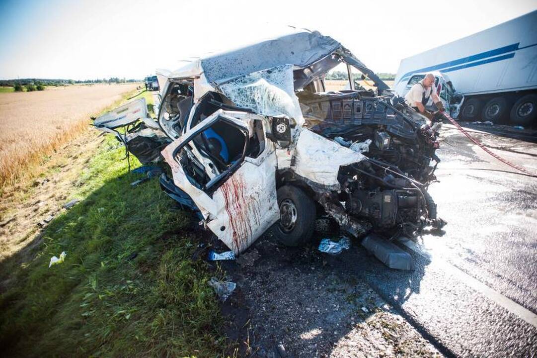 Netoli Kauno – 5 automobilių mėsmalė, 2 žuvo, 7 sužeisti (papildyta)