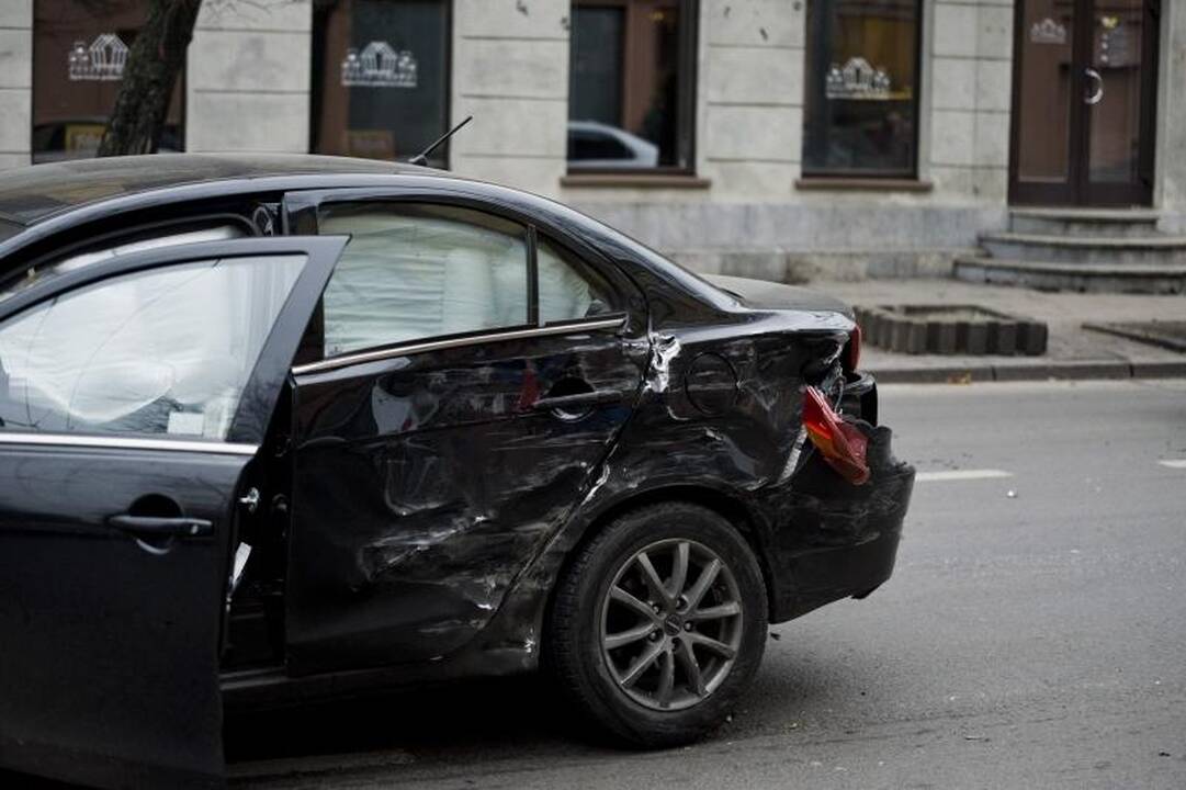 Kęstučio gatvėje per avariją sumaitoti keturi automobiliai