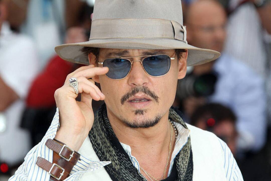 Johnny Deppas vos nežuvo lėktuvo avarijoje
