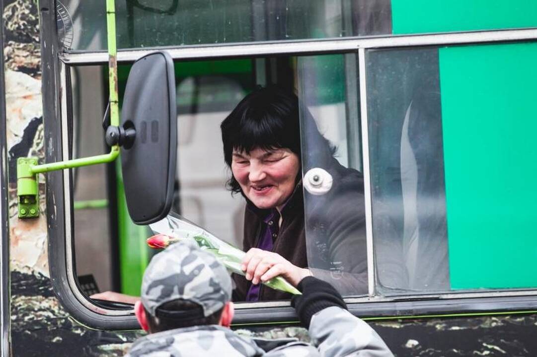 Kovo 8-osios rytą – gėlės iš policininkų rankų