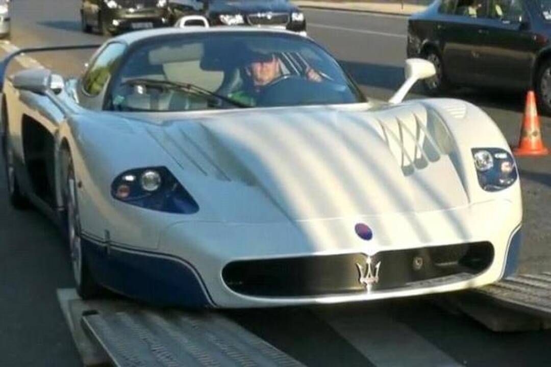 Iš ministro Afrikoje konfiskuota superautomobilių už 28 mln. Lt