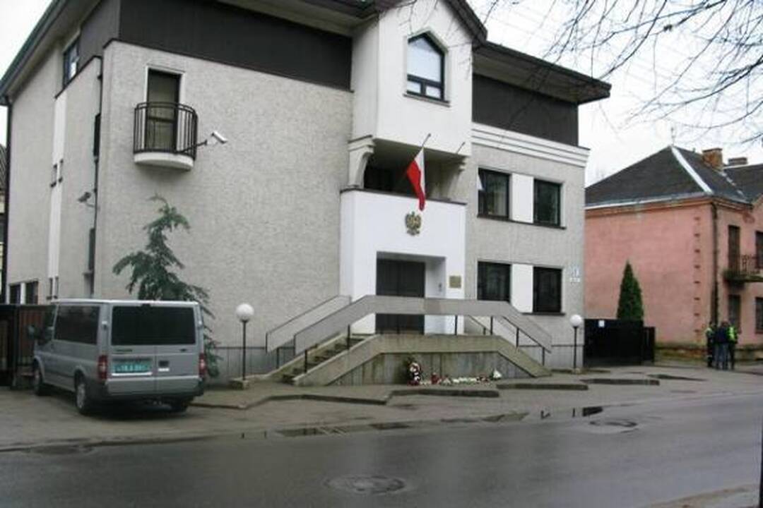 Prie Lenkijos ambasados Vilniuje gula gėlės, degamos žvakutės
