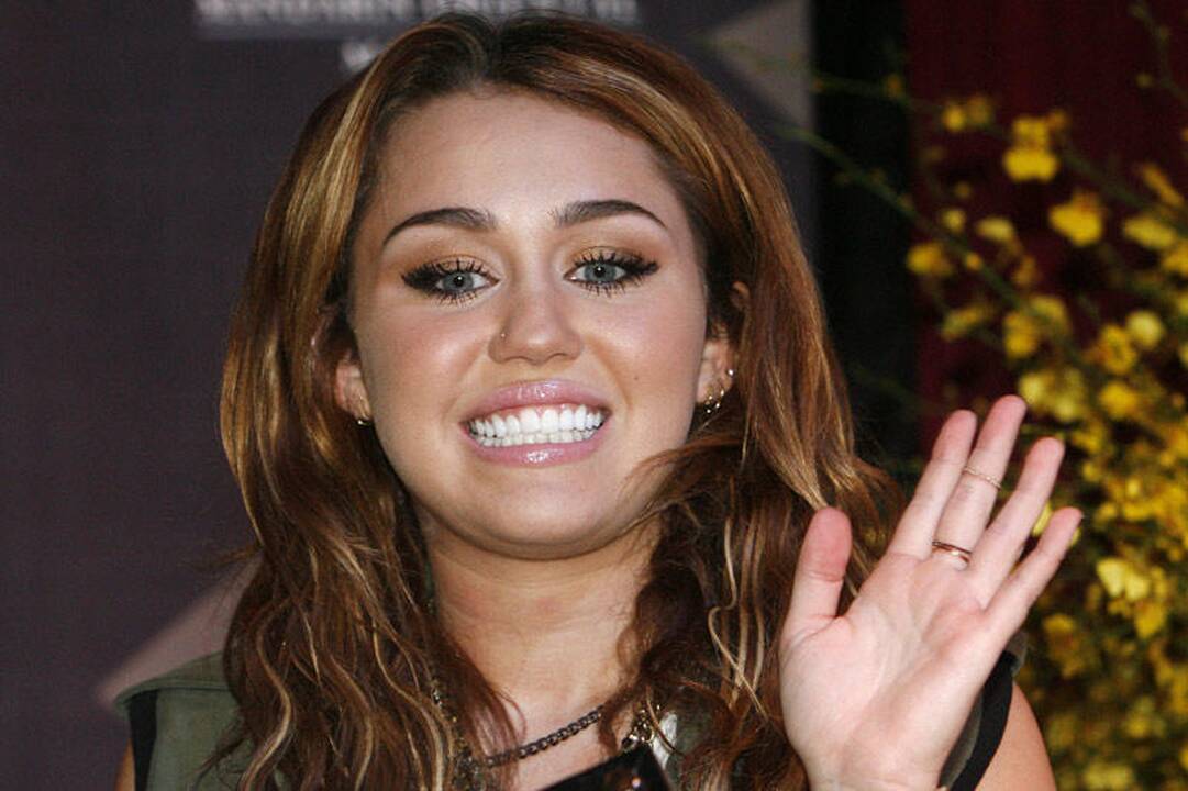 Aštuoniolikmetė Miley Cyrus pasidarė tatuiruotę gėjams palaikyti