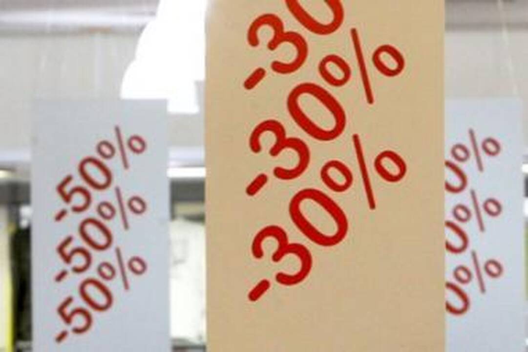 Vartojimo prekės ir paslaugos pinga jau trečias mėnuo
