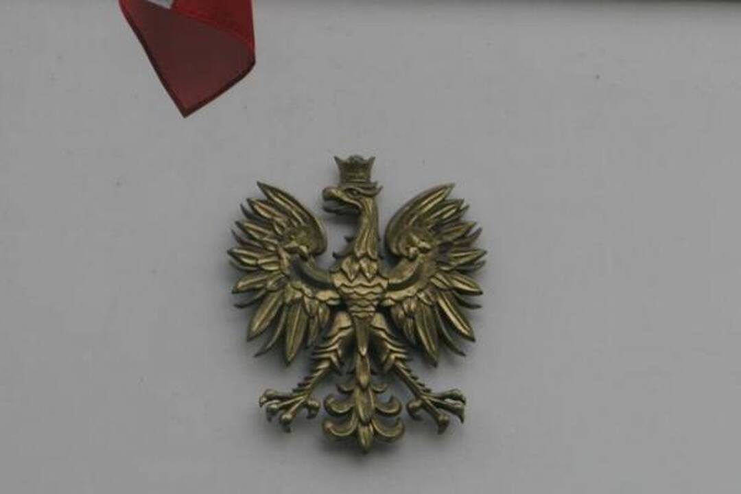 Prie Lenkijos ambasados Vilniuje gula gėlės, degamos žvakutės