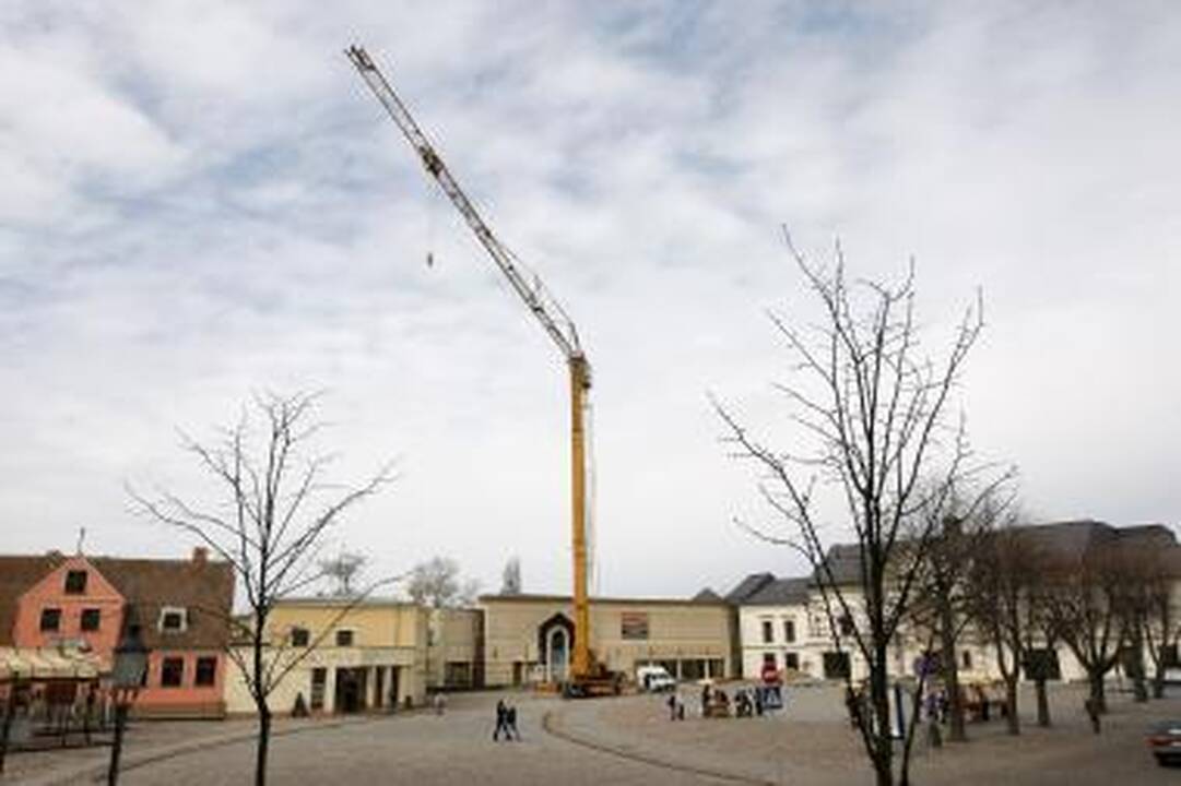 Teatro aikštėje įstrigo kranas