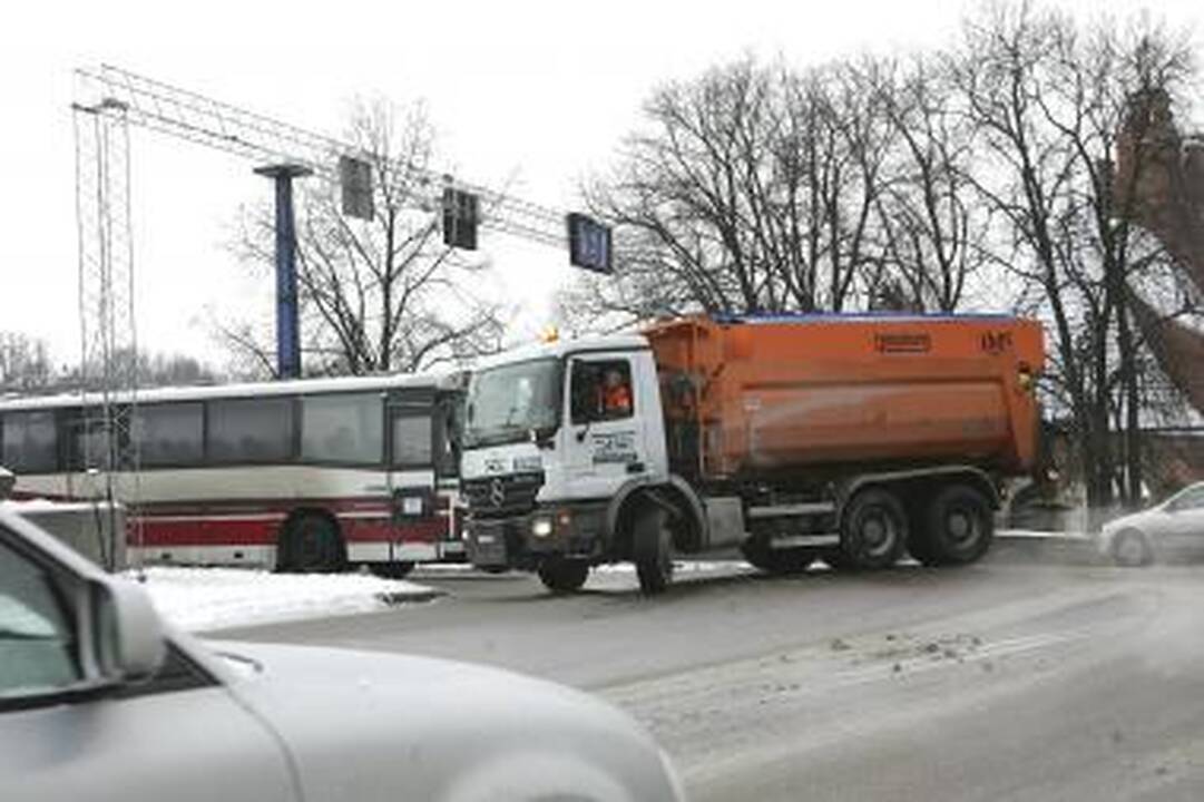 Gamta juokauja: Kaune nulijo, gatvės dengiasi ledu (papildyta)  