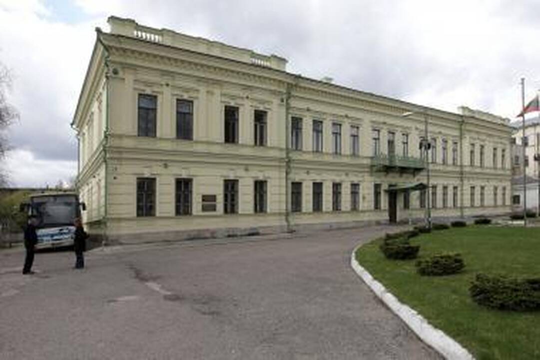Karininkai kasdien mėgaujasi prabangiais rūmais