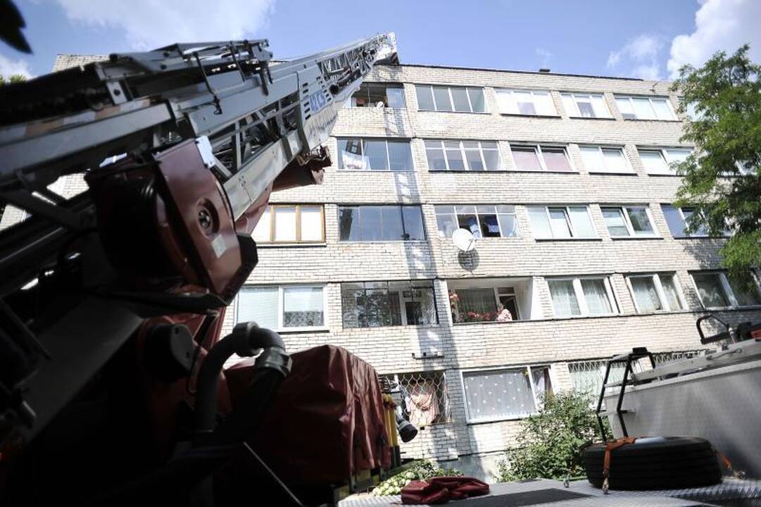 Užsidegė taisomas daugiabučio    stogas 