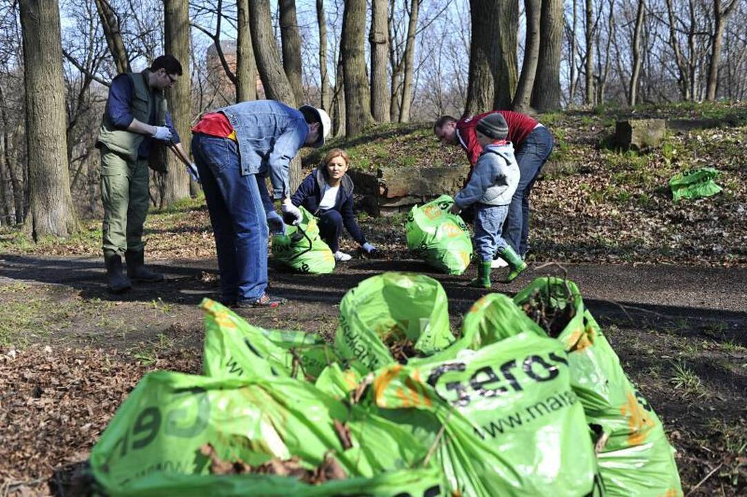 Kaune šiukšlės kuoptos ir iš parkų, ir iš karjero dugno